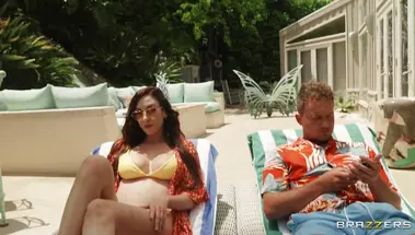 Сексуальные курортницы заинтересовались большим членом Вана Уайлда