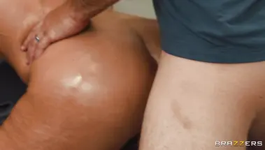 Бизнес леди Феникс Мари трахается в прачечной с незнакомцем