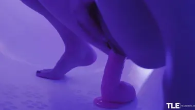 Писающая в ванной блондинка устроила скачки на резиновом члене