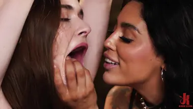 Госпожа лесбиянка анально наказывает связанную рабыню