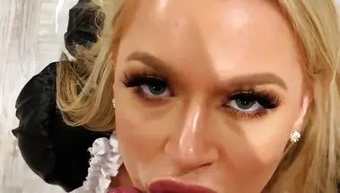 Отсос на коленях от Элли Брук в форме служанки