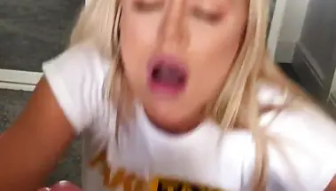 Elle Brooke отсасывает хуй и получает камшот между сисек