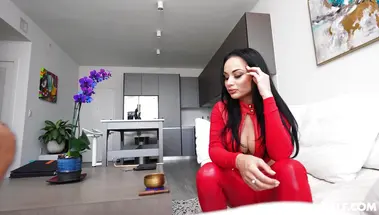 Мастер комплиментов Айк Дизель трахает сексуальную мачеху Кристал Раш