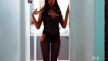 Курящая брюнетка в ажурном боди села волосатой писькой на дилдо