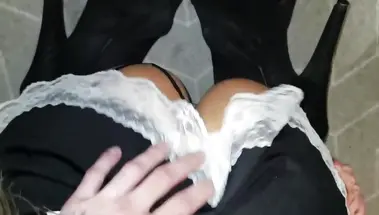 Ебля в пизду и жопу силиконовой шлюхи в образе служанки с финалом на язык