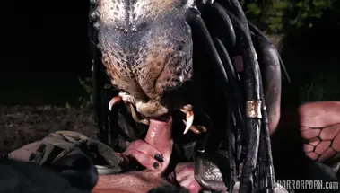 Хищница охотится на член последнего выжившего солдата из спецотряда