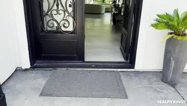 Утренняя пробежка негритянки завершилась упражнениями на члене соседа