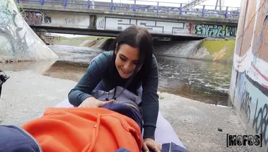 Незнакомец уговорил расстроенную Марию Варс на секс под мостом