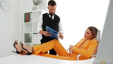 Лучший сотрудник фирмы трахает в задницу начальницу Венеру Максима