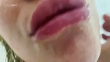 Грудастая блондинка Саванна Бонд пьет мочу перед анальной еблей в душе