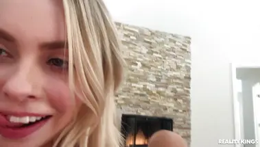 Эротический танец заводит соседок лесби Хейли Спейдс и Саммер Виксен