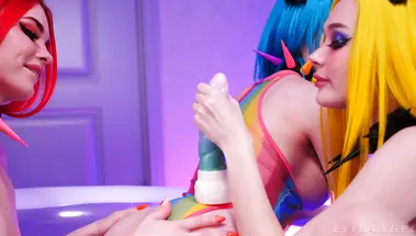 Три яркие девицы в бассейне дрочат попочки любимыми секс игрушками