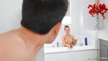 Перевозбужденный чувак натягивает зрелку Чери Девиль по всему дому