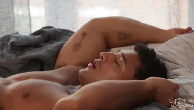 Накачанный чувак выебал в очко транссексуальную сестру своей телки