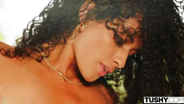 Писатель трахнул в задницу сексуальную домработницу Миа Никс