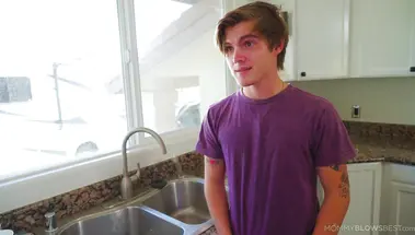 Благодарственный минет на кухне от сексуальной мачехи Кензи Лав