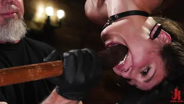 Жопастой мазохистке Луне Лавли безумно весело на жесткой БДСМ сессии