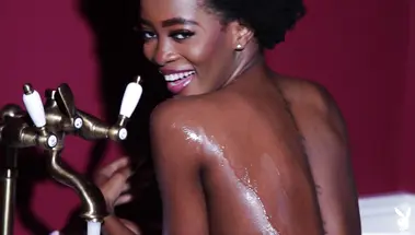 Худенькая негритянка из Playboy Алисия сексуально принимает ванну