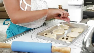 Хозяйственная блонда Скайлар Вокс угощает соседа печеньем и сексом