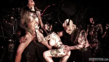 Страшные адские демоны уничтожают анальные дырки татуированных рабынь