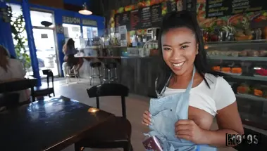 Лысый ебарь ДжейМак заказал в кафе секс с официанткой Аминой Грин