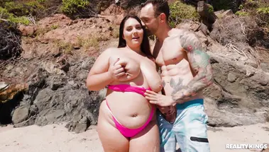 Случайная встреча на пляже с толстушкой Джадинн Стоун закончилась сексом