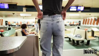 Случайный секс в боулинге с доступной темноволосой латинкой Габи Ортегой