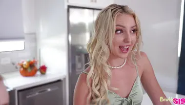 Бритт Блэр и ее подруга Хейли Спейдс трахаются со сводным братом