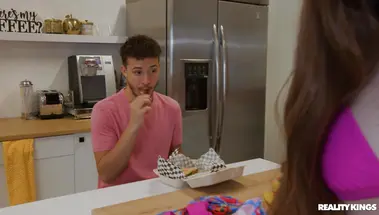 Беспардонные девчонки Хейзел Мур и Хизер Хани трясут сиськами перед другом