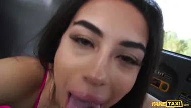 Англичанка Таша Ластн с раздвинутыми ножками передает за проезд таксисту