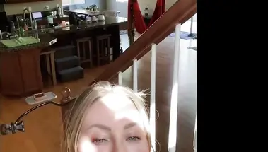 Николь ебет молоденького поревца на лестнице своего дома