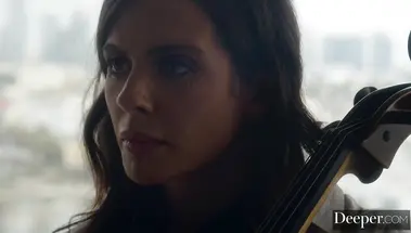 Композитор Мик Блю заставил музыкантшу Кейшу Грей играть на кожаной флейте