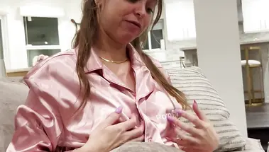 Ненакрашенная Райли Рид в пижаме доказывает парню что лучше шлюх из инсты