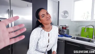 Латинка Майя Фаррелл получила «отлично» за секс со сводным братиком