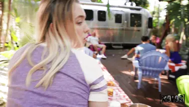 Экстремальный секс с блондинкой Джульетт Минт на барбекю тусовке