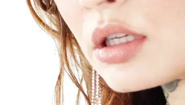 Сучка в латексе Ванесса Вега скользит жопой на кулак опытного ебаря