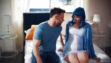 Яркая красотка Джевелз Блю тестирует кровать с хитрым покупателем