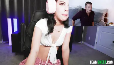 Стримерша Мила Мари смотрит и комментирует порно перед перепихом