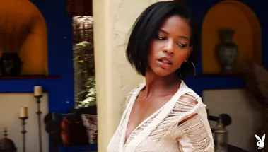 Обнаженная негритянка Люси Лейн окунулась в бассейн на эрофотосессии