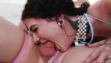 Наглядное раскрытие анальной дырки Лидии Блэк во время секса с трансом