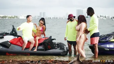 Сексуальная конференция милфочек в Майами (часть 2): Оргия с копами