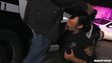 Полицейская Николь Доши трахнула пойманную на дороге непристойную пару