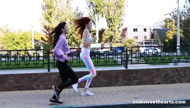 Спортивные русские лесбиянки лижут друг другу писечки после пробежки