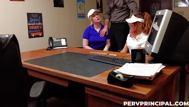 Мачеха гольфистка помогает падчерице избежать отчисления трахая ректора