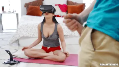 Реальный член для любительницы виртуальной реальности Эмири Момота