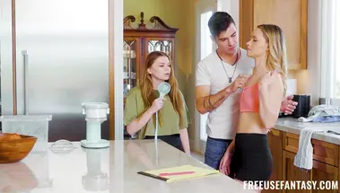 Крошки Мейзи Майерс и Хлоя Кингсли трахаются с соседом во время блэкаута