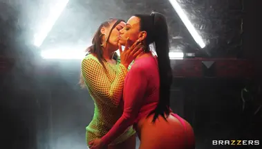 Сисястые телки из подтанцовки после съемок трахаются в анал с оператором