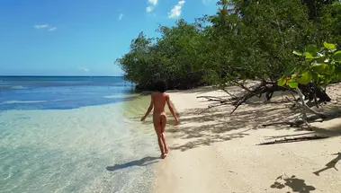 Райская жизнь доминиканской эксгибиционистки с красивым телом Руби