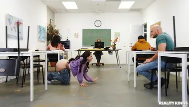 Жопастая зубрилка Мэнди Мьюз дала списать сокурснику после анала