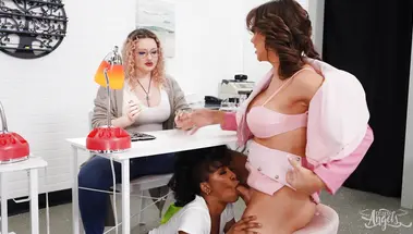 Маникюрщица Деми Сутра трахается в салоне красоты с трансом Эммой Роуз